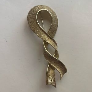 Curled gold ribbon vintage brooch (1604)